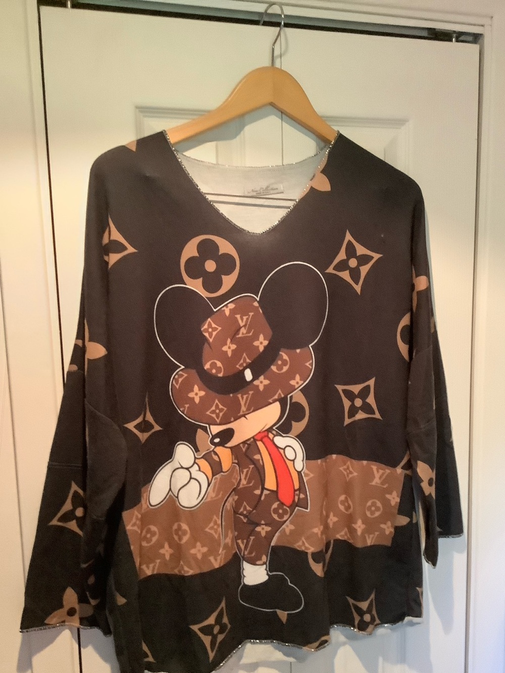 Graphic V-Neck Women's Sweatshirt One Size